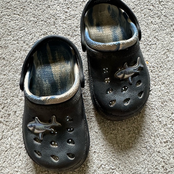 Kids Black Shark Clogs - Picture 1 of 3